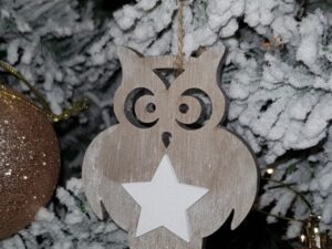 Kerstbal houten uil met ster (sfeerbeeld)