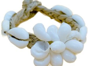 Schelpenarmband met witte bloem