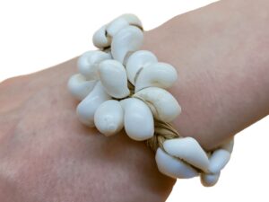 Schelpenarmband met witte bloem arm