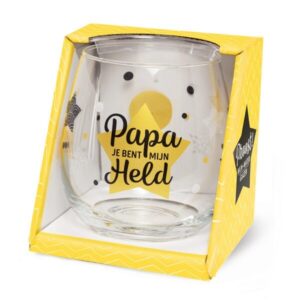 Papa held wijnglas of waterglas
